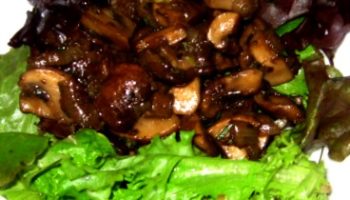 Salade tiède de champignons sur cresson