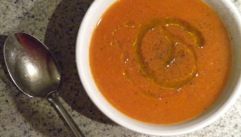 Soupe de poivrons rouges rôtis avec des croûtons à l’ail