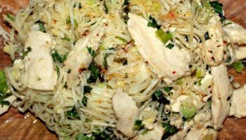 Sauté de nouilles de riz avec poulet et basilic