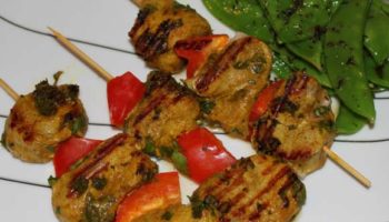 Kebabs de porc au cari et à la lime