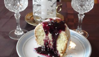 Gâteau d’agrumes glacé avec compote de bleuets