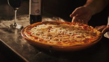 Tartelette à l’oignon caramélisé servi avec salade de roquette