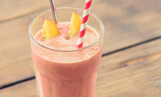 Smoothie aux framboises et aux pêches