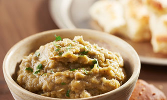 Trempette orientale à l’aubergine avec un bifteck au poivre grillé