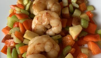 Sauté de crevettes et de pomme