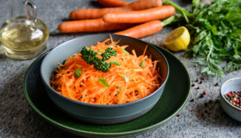 Salade de carottes râpées à la vinaigrette citron-dijon