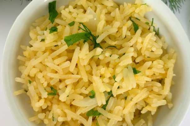 Riz basmati aux oignons doux et aux herbes d'été – Cuisine et