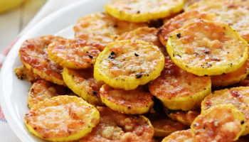 Courge crookneck jaune au four avec parmesan