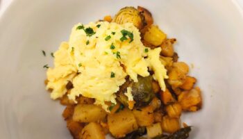 Déjeuner de hachis de légumes-racines