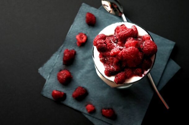 Link to Mousse au gâteau des anges, aux canneberges et aux framboises