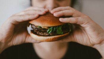 Naviguer dans la restauration rapide avec une maladie rénale chronique : conseils pour manger à l’extérieur