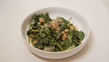 Feuilles de chou cavalier poêlées à l’ail   